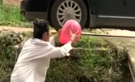 小姐姐戳气球,小姐姐戳破欢乐瞬间